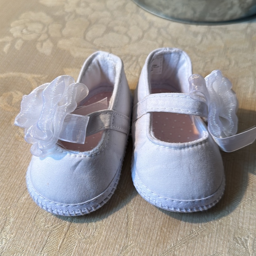 NB baby booties in white with delicate flowers made out organza - Picture 3 of 5